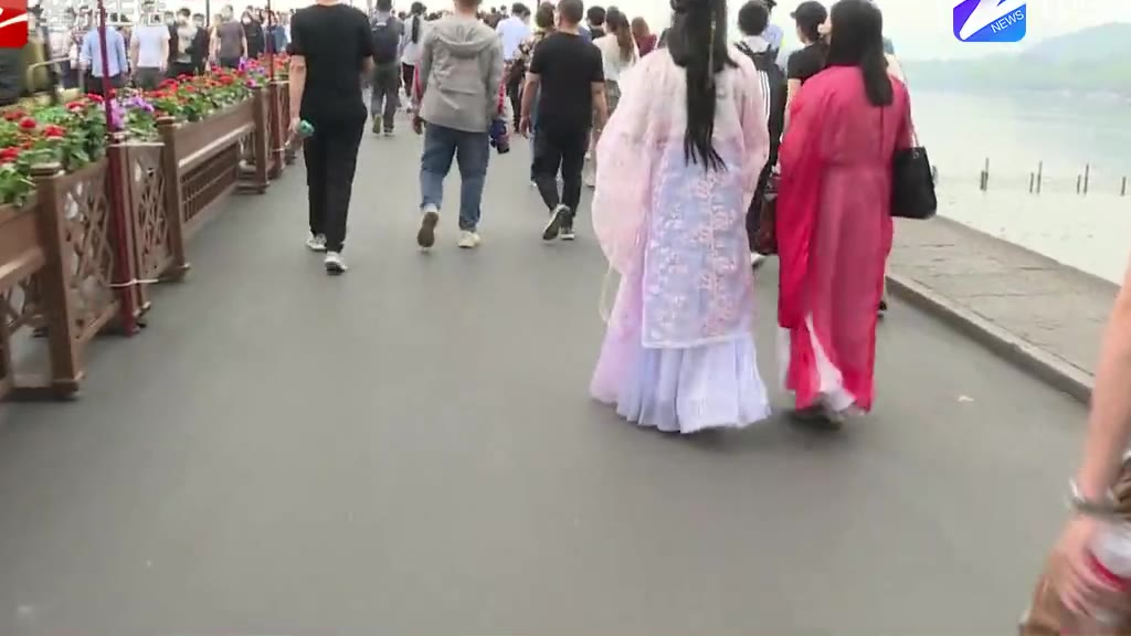 西湖断桥设置“一米”距离线 明日起恢复收费模式